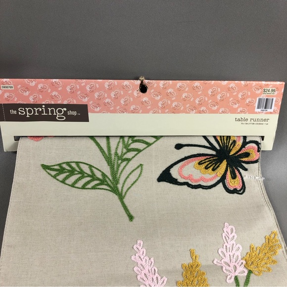 Spring Embroidered Table Runners - Picture 4 of 4